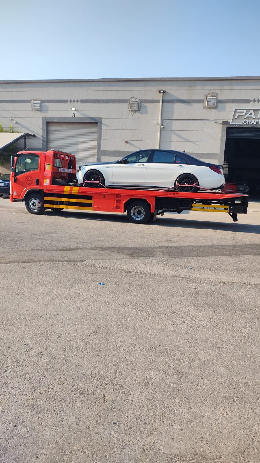 سطحة هيدروليكية لتحميل ونقل المركبات بأمان